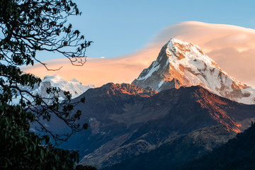 Anapurna Sur, detalle de pico al atardecer. belleza y naturaleza. Paisajes incre&iacute;bles