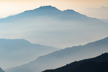 Monta&ntilde;as en azul en el Himalaya, Nepal. Composici&oacute;n por capas. Niebla y nubes. Amanecer