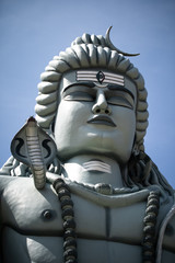 Escultura gigante del dios shiva en India