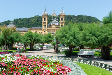 Naklejka premium Alderdi Eder gardens and Town Hall of Donostia-San Sebastian, Spain