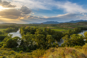 Obraz premium Meander of Ebro river at sunset with San Vicente de la Sonsierra as background, La Rioja, Spain