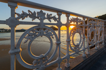 Naklejka premium Balustrada promenady La Concha o zachodzie słońca, San Sebastian, Hiszpania