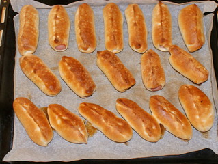 Домашние пирожки с сосисками и повидлом