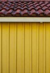 Gelbe Fassade aus Holz. Hintergrund. Background. Old wooden yellow houes facade.