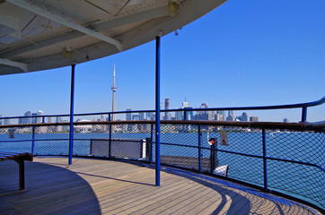 Blick von Fähre auf Skyline von Toronto mit CN Tower und Hochhäusern