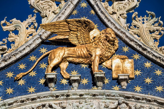 markusl&ouml;we an der basilica di san marco in venedig, italien