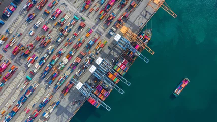 Fototapeten Luftbild-Frachtschiff-Terminal, Entladekran des Frachtschiff-Terminals, Luftbild-Industriehafen mit Containern und Containerschiff. © Kalyakan