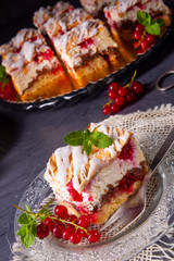Cheese cake with meringue and red currants