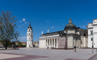 Obraz premium Vilnius – Kathedrale Sankt Stanislaus mit Glockenturm