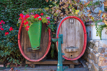 Weinkiepe und alte Weinfässer, dekoriert mit Geranien