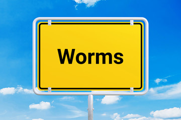 Obraz premium Stadt Worms. Gelbes Schild, Ortsschild, Ortseingangsschild. Himmel mit Wolken.