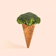 Eine alternative Sicht auf Essen. Natürliches Eis aus Brokkoli auf korallenrotem Hintergrund. Negativer Platz zum Einfügen Ihres Textes. Modernes Design. Zeitgenössische Kunst. Kreative konzeptionelle und farbenfrohe Collage. © master1305