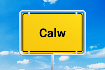 Stadt Calw. Gelbes Schild, Ortsschild, Ortseingangsschild. Himmel mit Wolken.