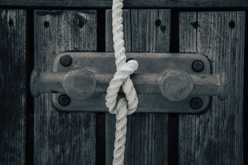 Self-tightening knot