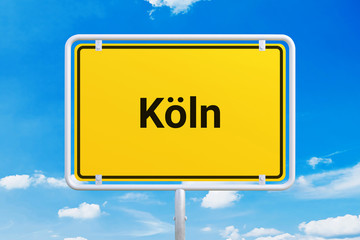 Stadt Köln. Gelbes Schild, Ortsschild, Ortseingangsschild. Himmel mit Wolken.