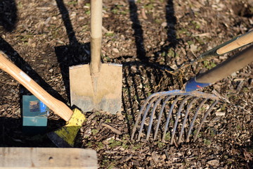 Hammer, Schaufel und Harke