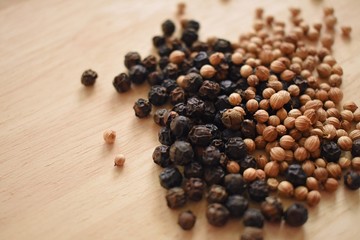 Black pepper seeds and coriander seeds condiment