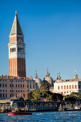 Naklejka premium markusturm und kuppeln vom dom in venedig, italien