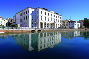  palazzi storici a treviso con ponte e fiume in italia, historic buildings in Treviso with bridge and river in Italy