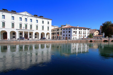 Fototapeta na wymiar palazzi storici a treviso con ponte e fiume in italia, historic buildings in Treviso with bridge and river in Italy