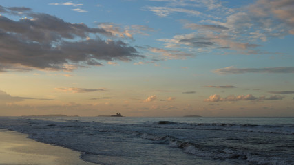 Fototapeta premium beautiful sunset beach with dramatic clouds and sky background
