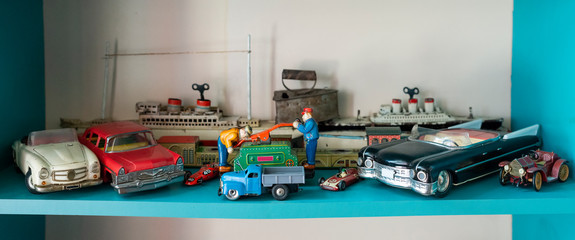 Old vintage toys on shelf. - 280609745