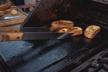 Weißbrotscheiben auf Grill rösten