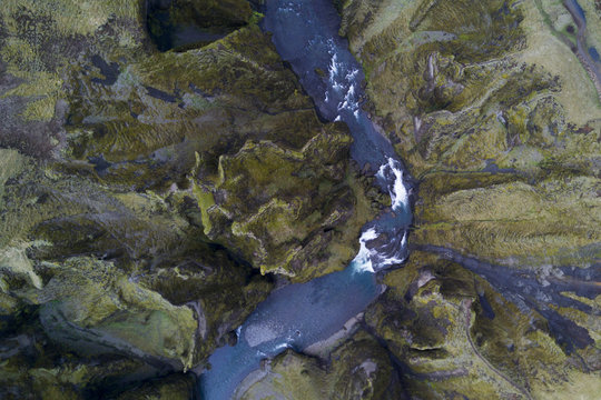 Fja&eth;r&aacute;rglj&uacute;fur is a canyon in south east Iceland which is up to 100 m deep and about 2 kilometers long, with the Fja&eth;r&aacute; river flowing through it .The canyon has steep walls and winding water.