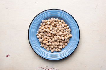 Chickpeas in the blue plate on the table