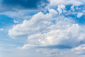 Himmel Landschaft mit vielen Wolken hell dunkel