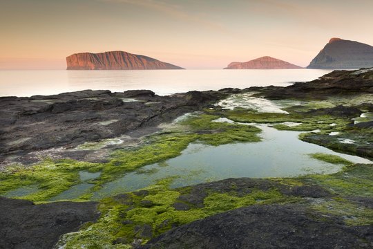 The islands Fugloy and Svinoy in the light of the midnight sun, Vioy, Faroe Islands, Denmark, Europe