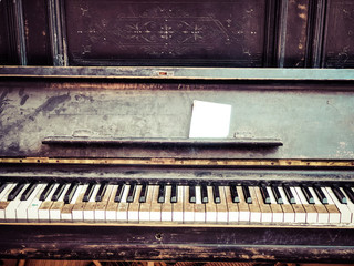 Fototapeta na wymiar Old dusty black piano