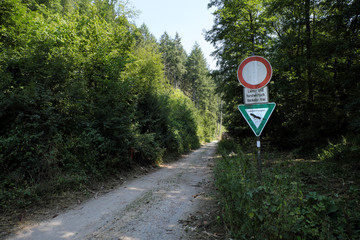 Waldweg zur Waldbewirtschaftung im Westerwald und Verkehrsschild Durchfahrt verboten Land- und...
