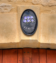 Médaillon de porte à Saint-Léon-sur-Vézère, France