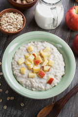 Oatmeal with caramelized apples