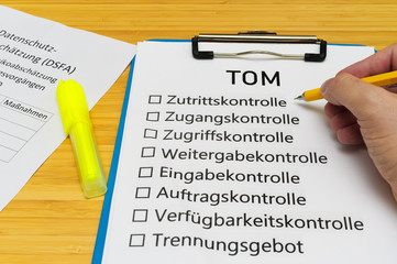 Schild mit der Aufschrift TOM'S (Technisch organisatorische Maßnahmen) in Englisch Technically...