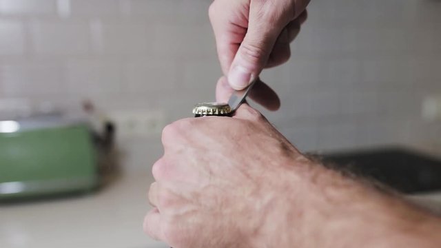 Unusual way to open a bottle without an opener - life hack