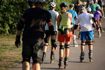 Gruppe von Inlineskatern in der Abendsonne