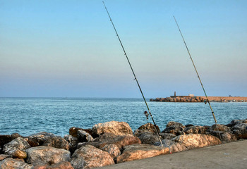 Cañas de pescar puestas junto al mar mediterráneo
