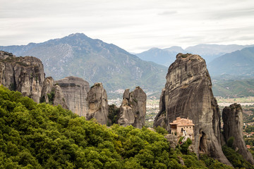 Fototapeta na wymiar Blick auf Meteora-Felsen und das Kloster Roussanou