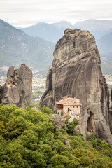 Blick auf Meteora-Felsen und das Kloster Roussanou - 280643139