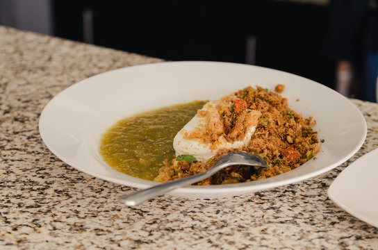 Queso crema con machaca y salsa verde