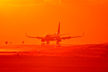 Fototapeta na wymiar 美しい夕焼け雲と飛行機シルエット　Beautiful sunset clouds and airplane silhouette　　The most beautiful Radiates the glow of the sunset Flying happiness Aircraft image carrying good luck