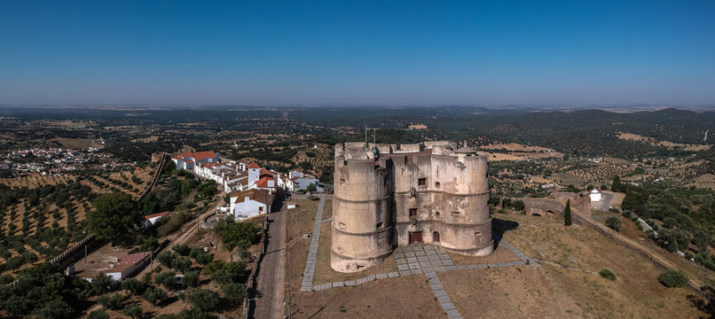Evoramonte (Portugal) - Vue a&eacute;rienne du village fortitfi&eacute;