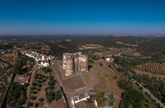 Evoramonte (Portugal) - Vue a&eacute;rienne du village fortitfi&eacute;