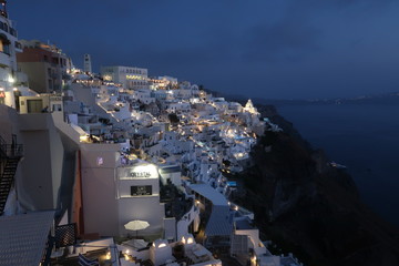 Santorini bei nacht - Weisse H&auml;user am Hang
