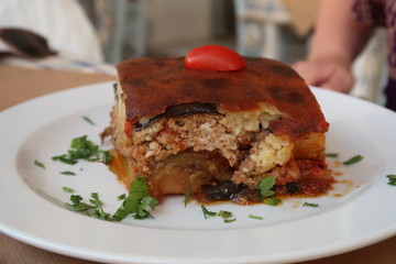 griechisches Moussake im Restaurant