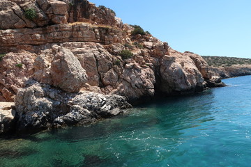 Fototapeta na wymiar Griechische Bucht auf Paros - Grotte - Türkis blaues Meer