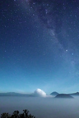 Obraz premium Mount Bromo night sky filled with millions of stars a magical destination for tourists travelling Indonesia