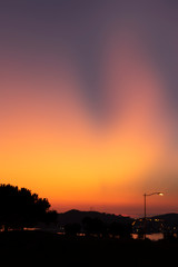 Naklejka premium Sunset on the sea ocean coast with trees. Aurora boreals effect. Wallpaper idea